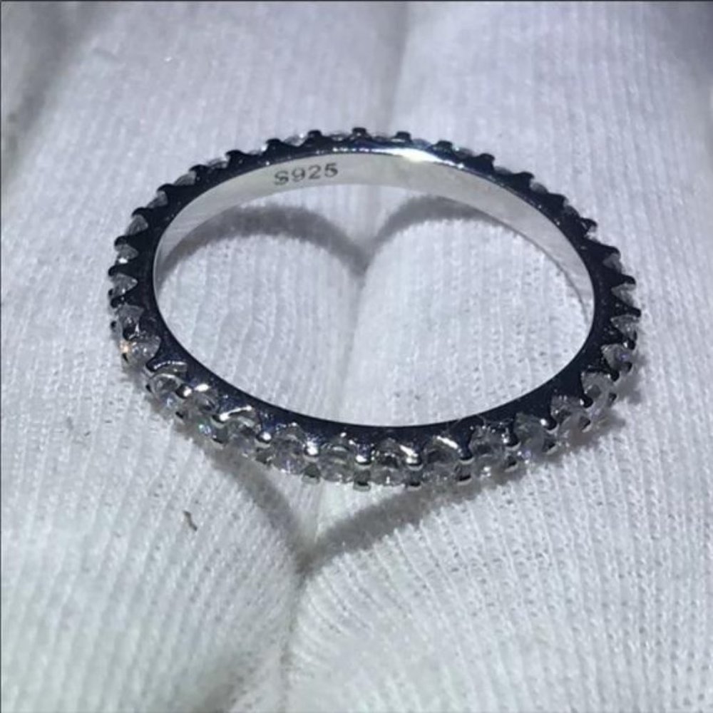 NEW 18K WHITE GOLD DIAMOND ETERNITY STACKABLE RING, CUTE RING, SHINY RING. - Picture 6 of 9